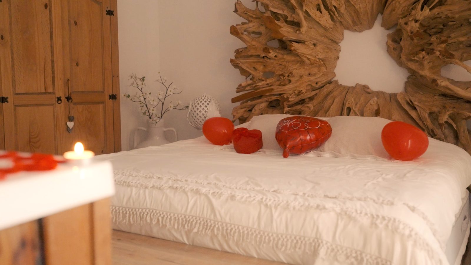 La suite décorée de pétales pour une occasion