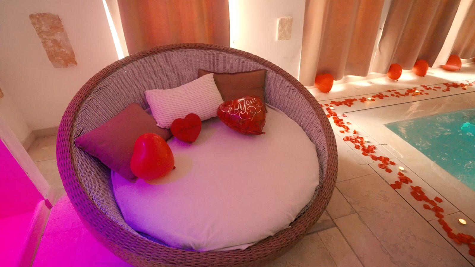 Le spa privatif décoré de pétales et de bougies