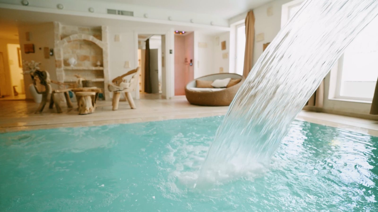 La cascade qui alimente la piscine du spa privatif