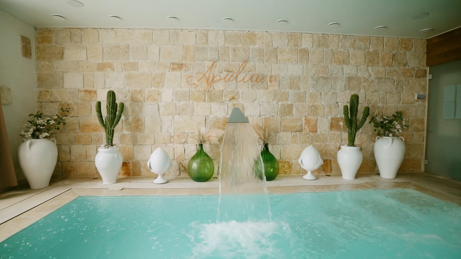 La piscine à débordement chauffée du spa privatif Apulia, à Tubize
