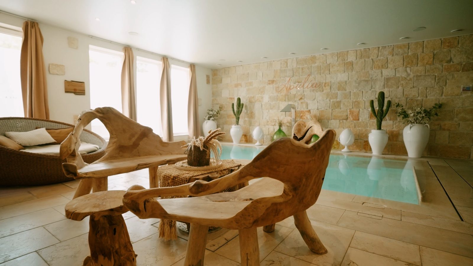 Le salon en bois flotté au bord de la piscine