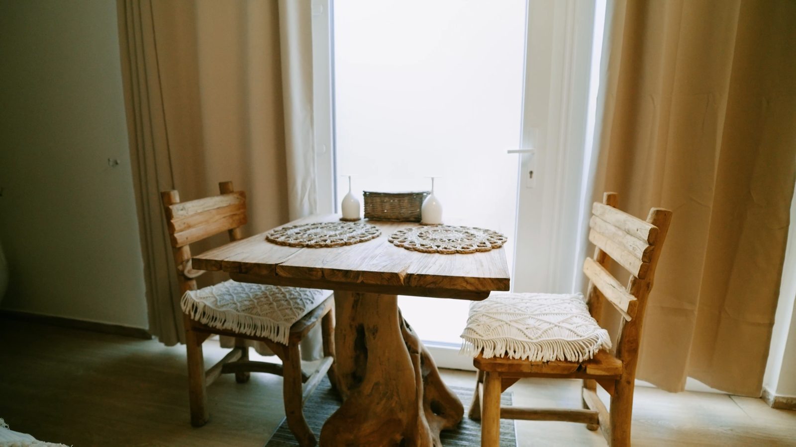 La table dressée pour le petit-déjeuner en suite