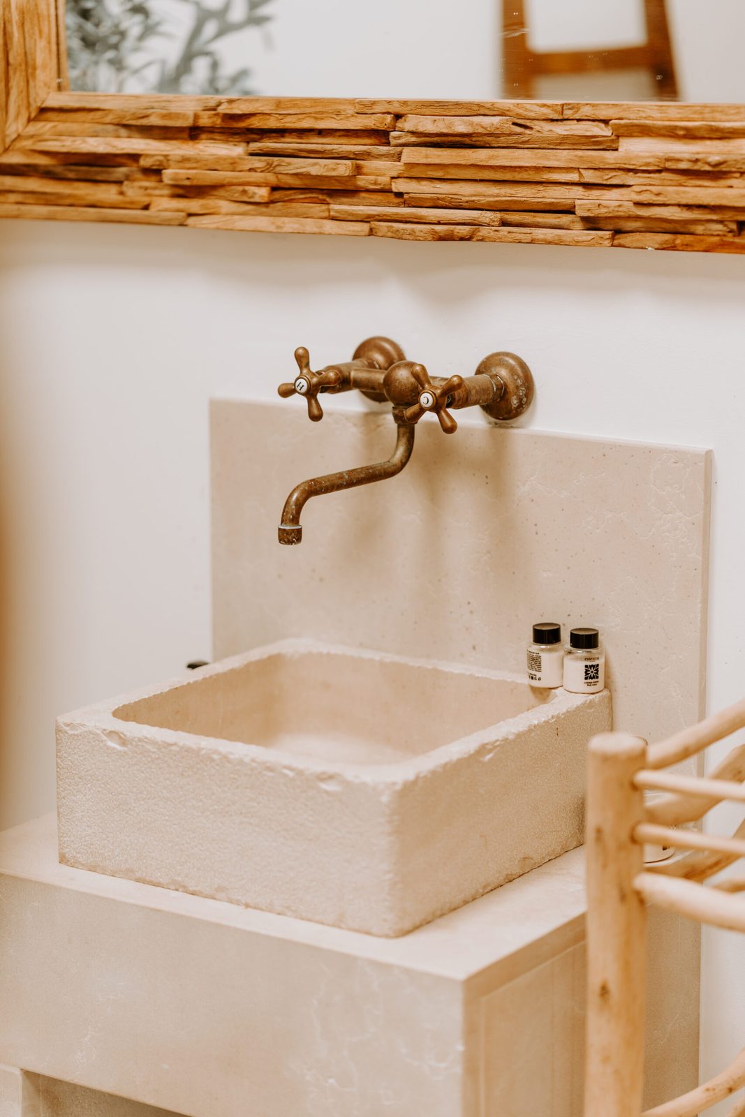 Le vestiaire et son lavabo en pierre de travertin